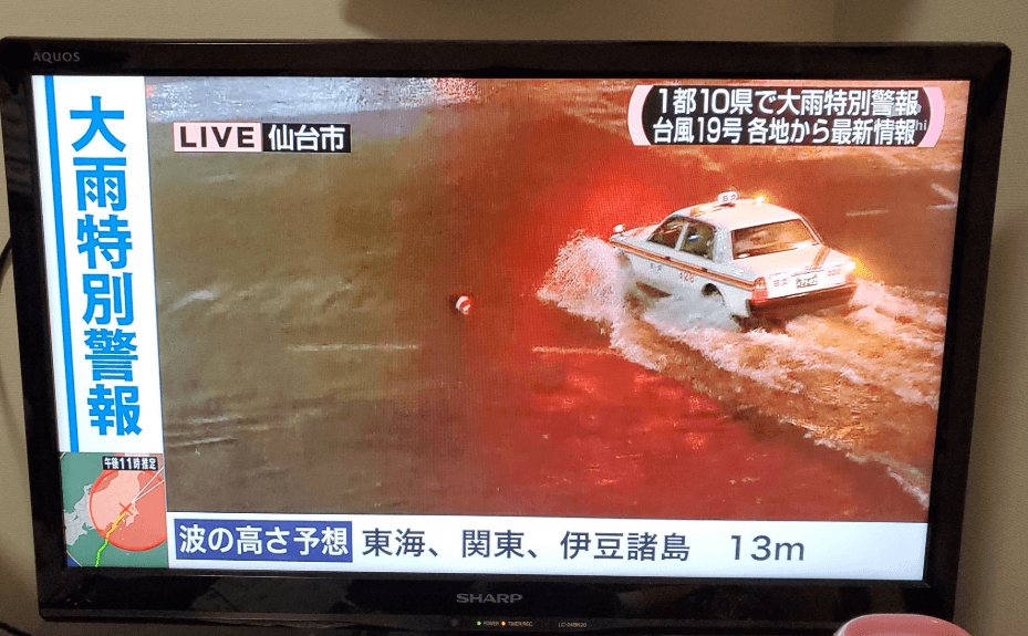 仙台駅前で冠水で車も浸水