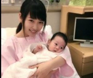 赤ちゃんを抱く川栄李奈